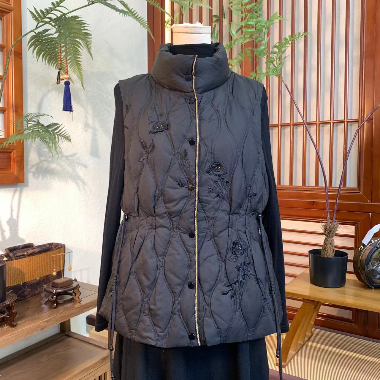 江南凤羽【晴然】显瘦百搭多元素绣花腰间可抽绳鹅绒马甲背心FY3025