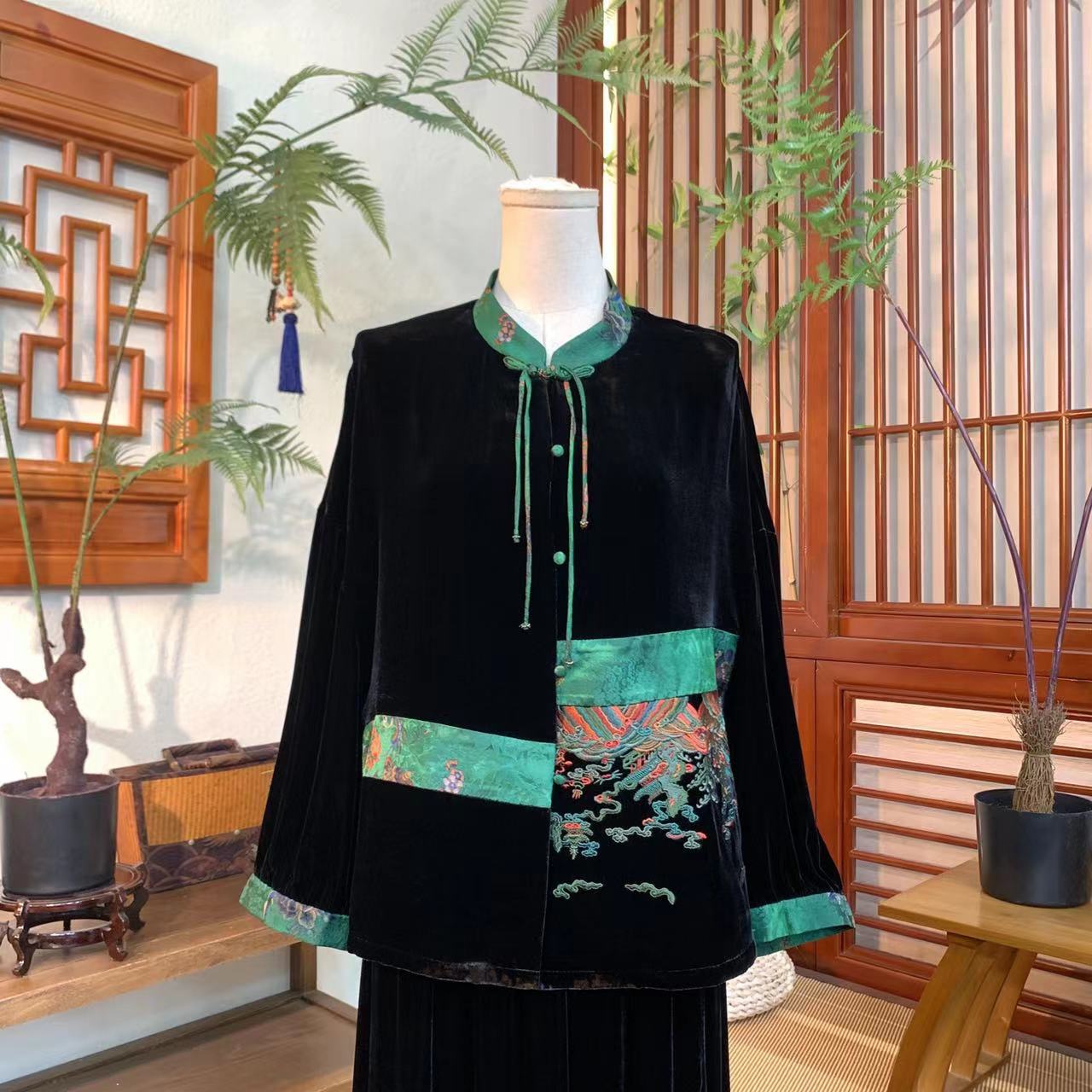 江南凤羽【晴云意】新中式立领绣花落肩桑蚕丝丝绒开衫上衣FY23757