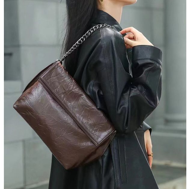 包包女斜跨包2023新款欧洲站真皮褶皱牛皮单肩包通勤复古腋下包女
