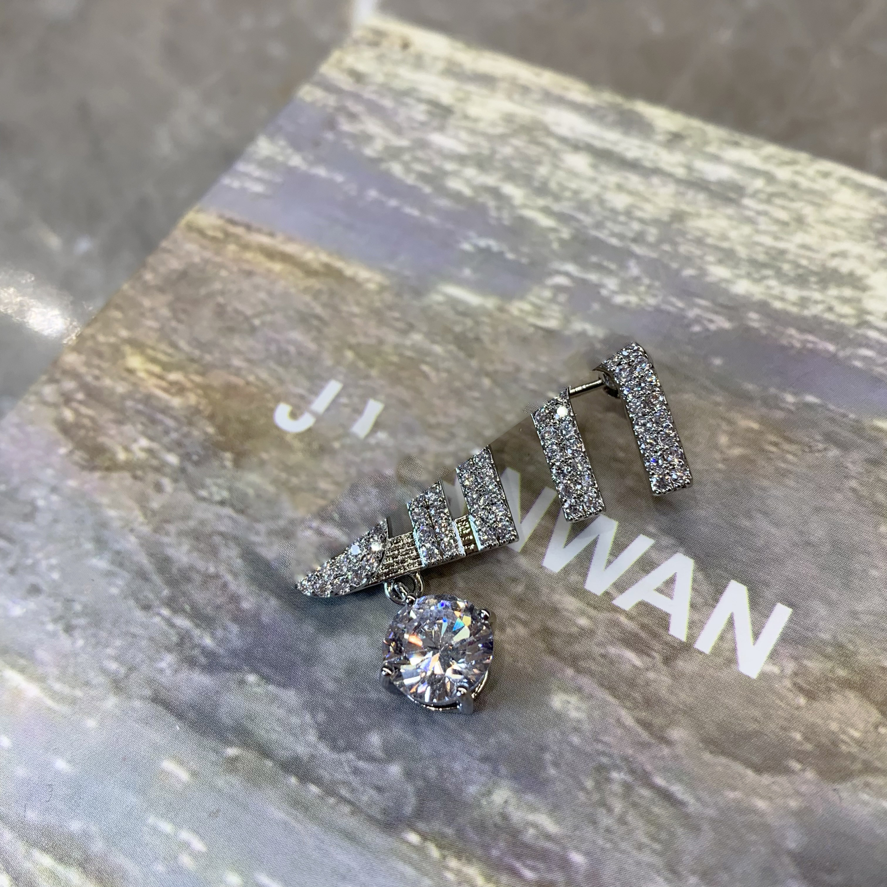铜合金胸针 M.高级感满字母施华洛吊坠胸针09MY1530