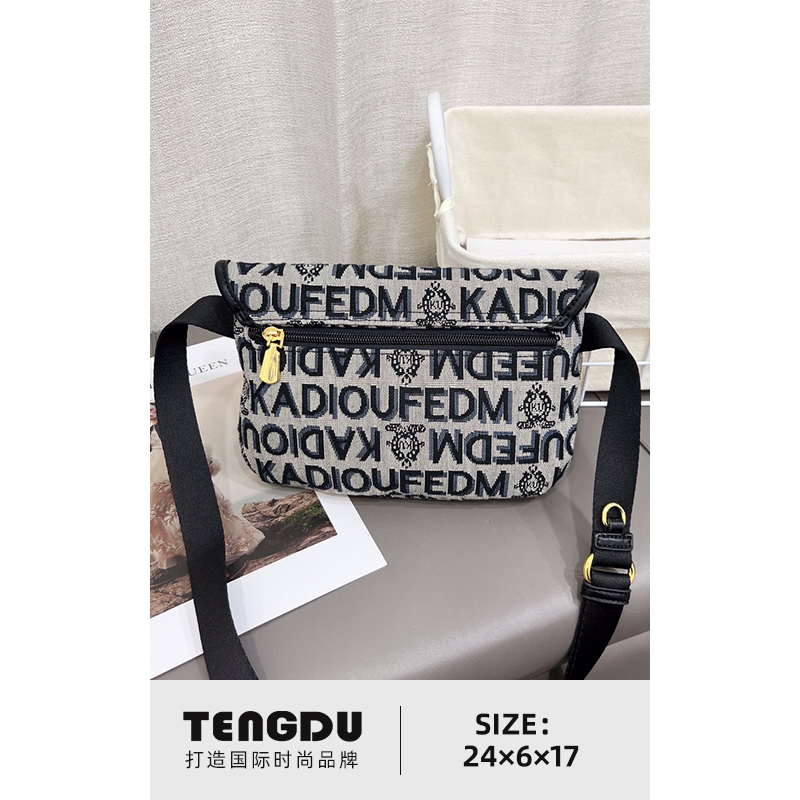 TENGDU/藤都时尚休闲百搭印花单肩多层斜跨小方包ins经典软面字母