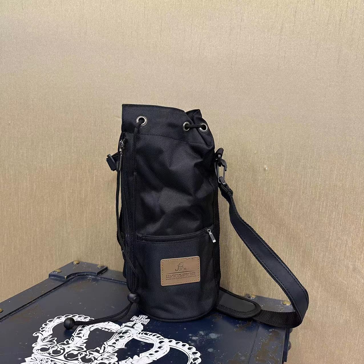 瑕疵 发霉 12*30cm 抽绳式收口 圆桶状厚实单肩挎包