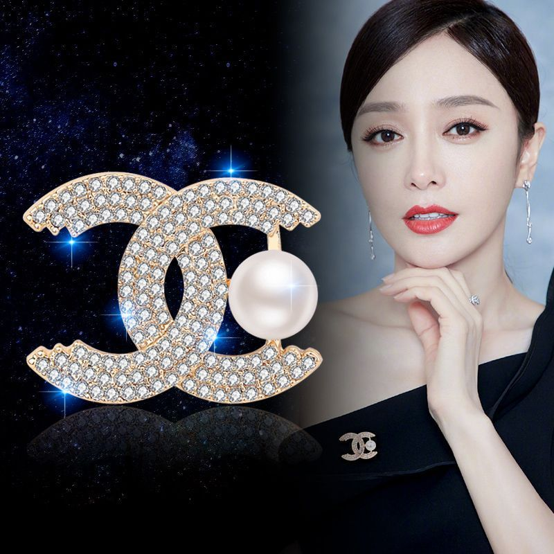 合金胸针 小香风字母锆石仿走光经典简约胸花胸针百搭精致