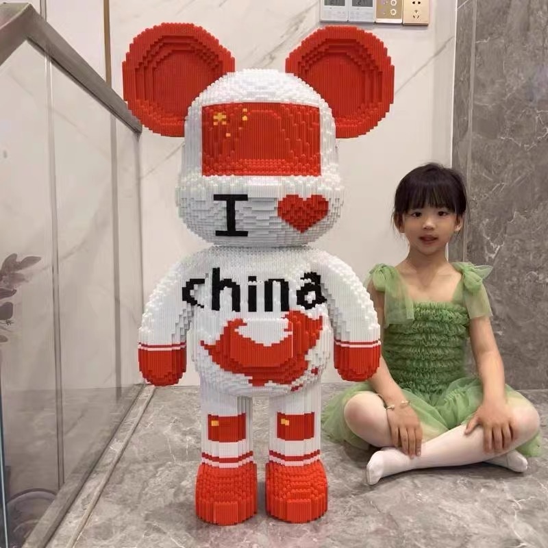 70CM巨大型爱国熊潮玩创意高难度拼搭积木儿童趣味智力摆件