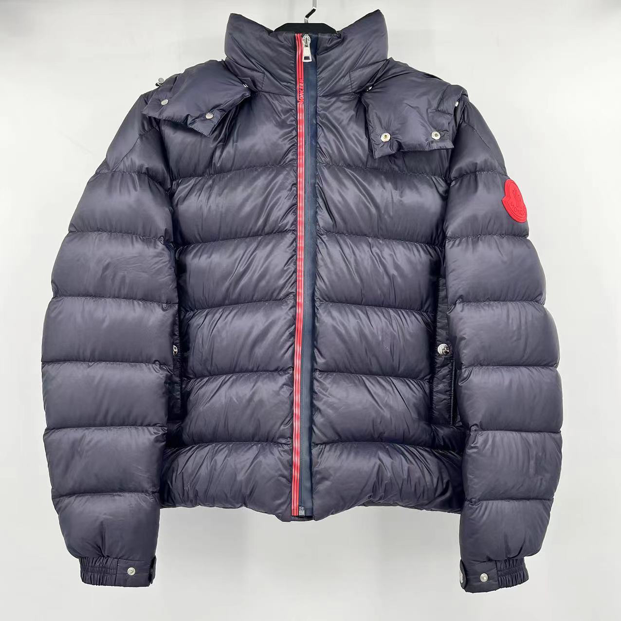 95新 MONCLER 胶牌袖标连帽羽绒服