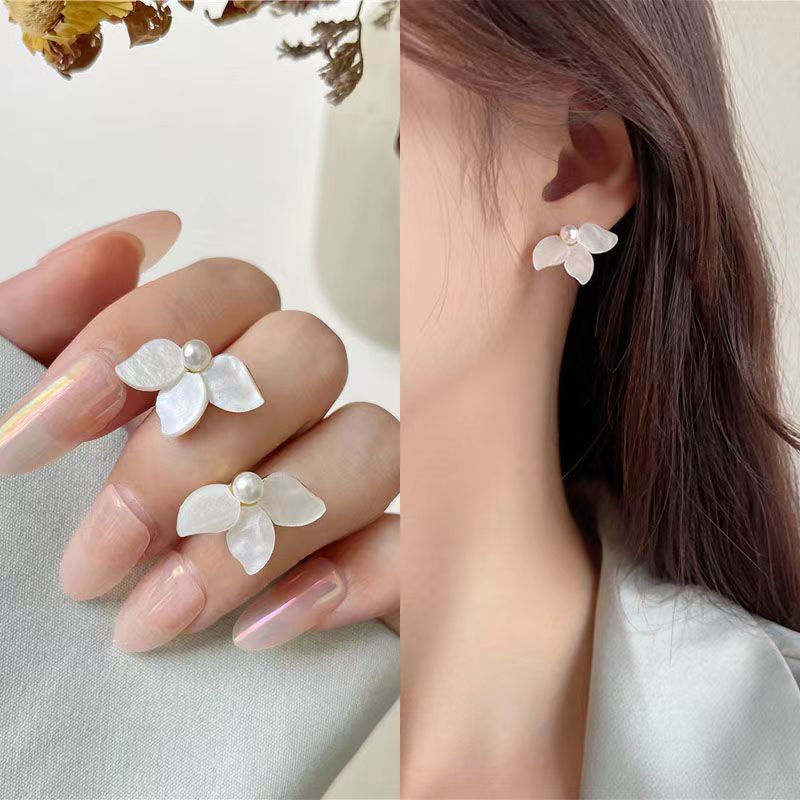 2023新款冬季白色花瓣耳钉女甜美简约花朵耳环小众设计感耳夹耳饰