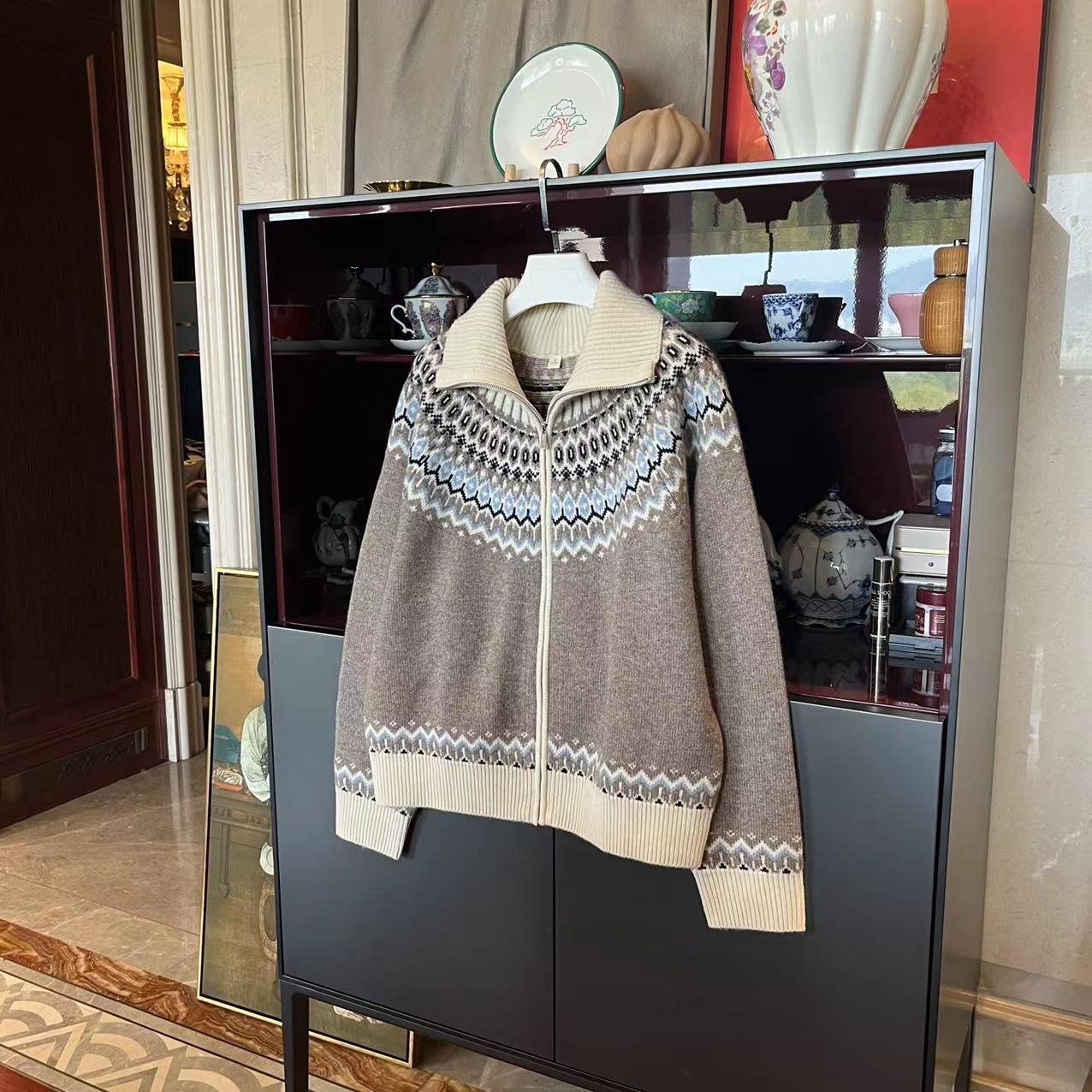 漫颜刘绵羊毛混纺咖色针织开衫2023秋冬新翻领长袖时尚上衣