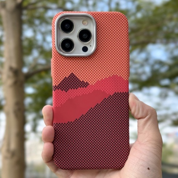 新款3D浮雕质感苹果15pro手机壳复古格子纹iphone14pro磁吸硬壳13