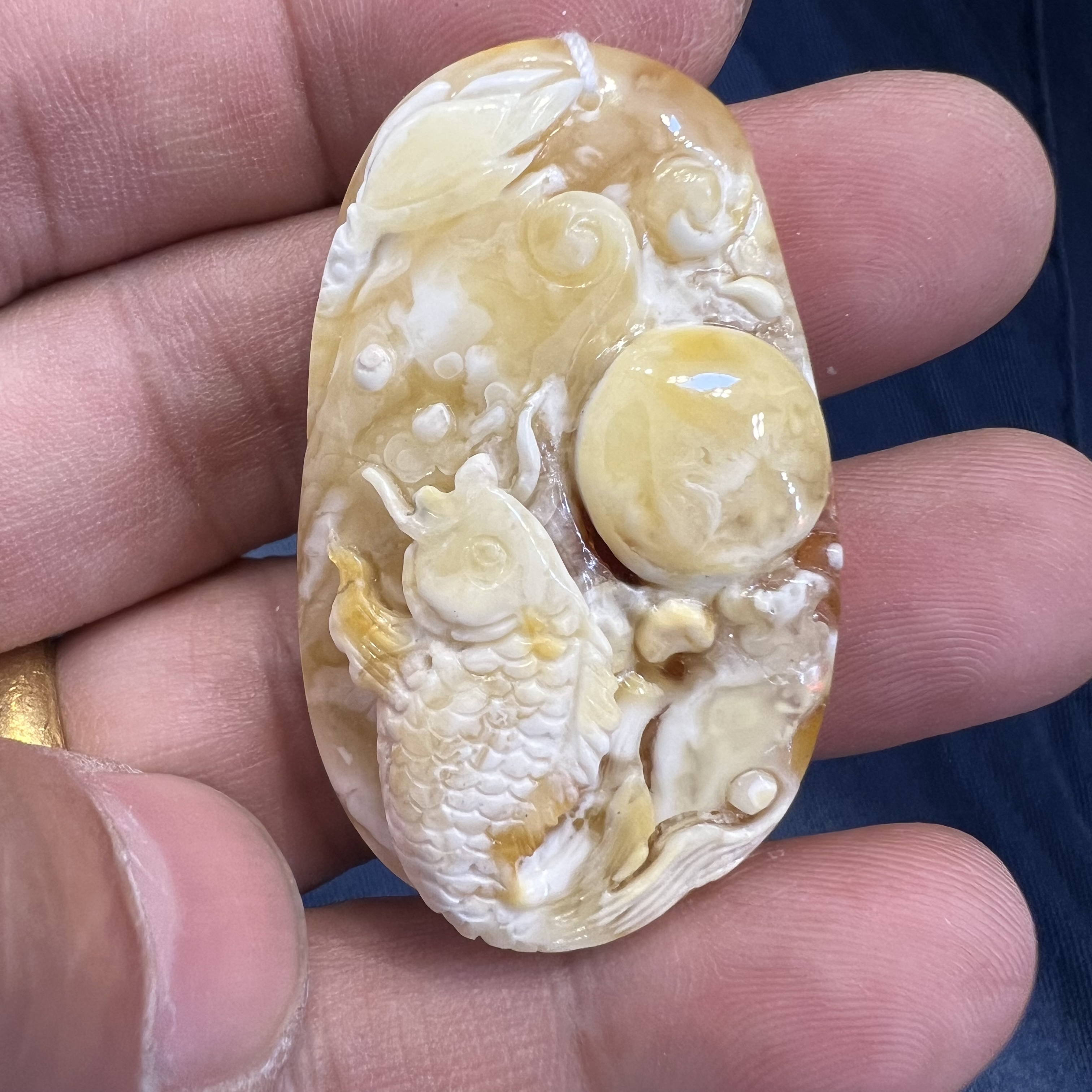 仿古琥珀雕刻项链精雕蜜蜡吊坠糖料吊坠白挂件年年有余鱼俏色项链