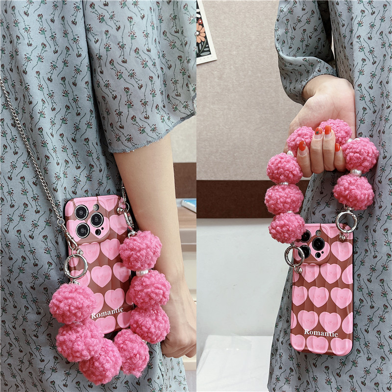 冬季粉色毛绒手拎爱心iphone15promax斜跨苹果14手机壳13女12套11