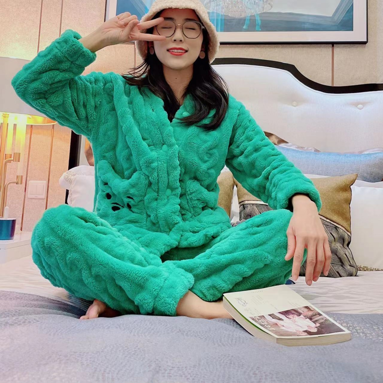 （妮尚首推）秋冬款北极绒加绒加厚女款时尚麻花辫小熊款睡衣套装