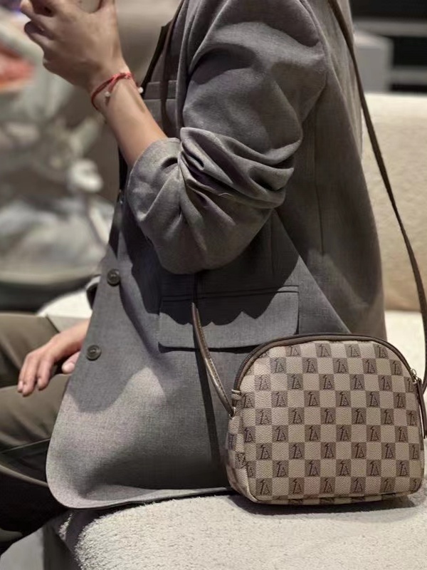 LOUIS DEYA2024新款单肩斜挎时尚棕色棋盘格手拿化妆包包