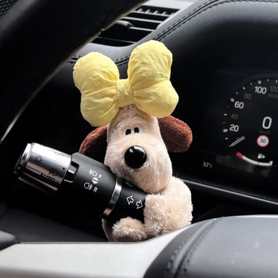 汽车挂件潮玩车挂掌门钥匙扣萤火虫小红书同款可爱蝴蝶结狗卡通挂