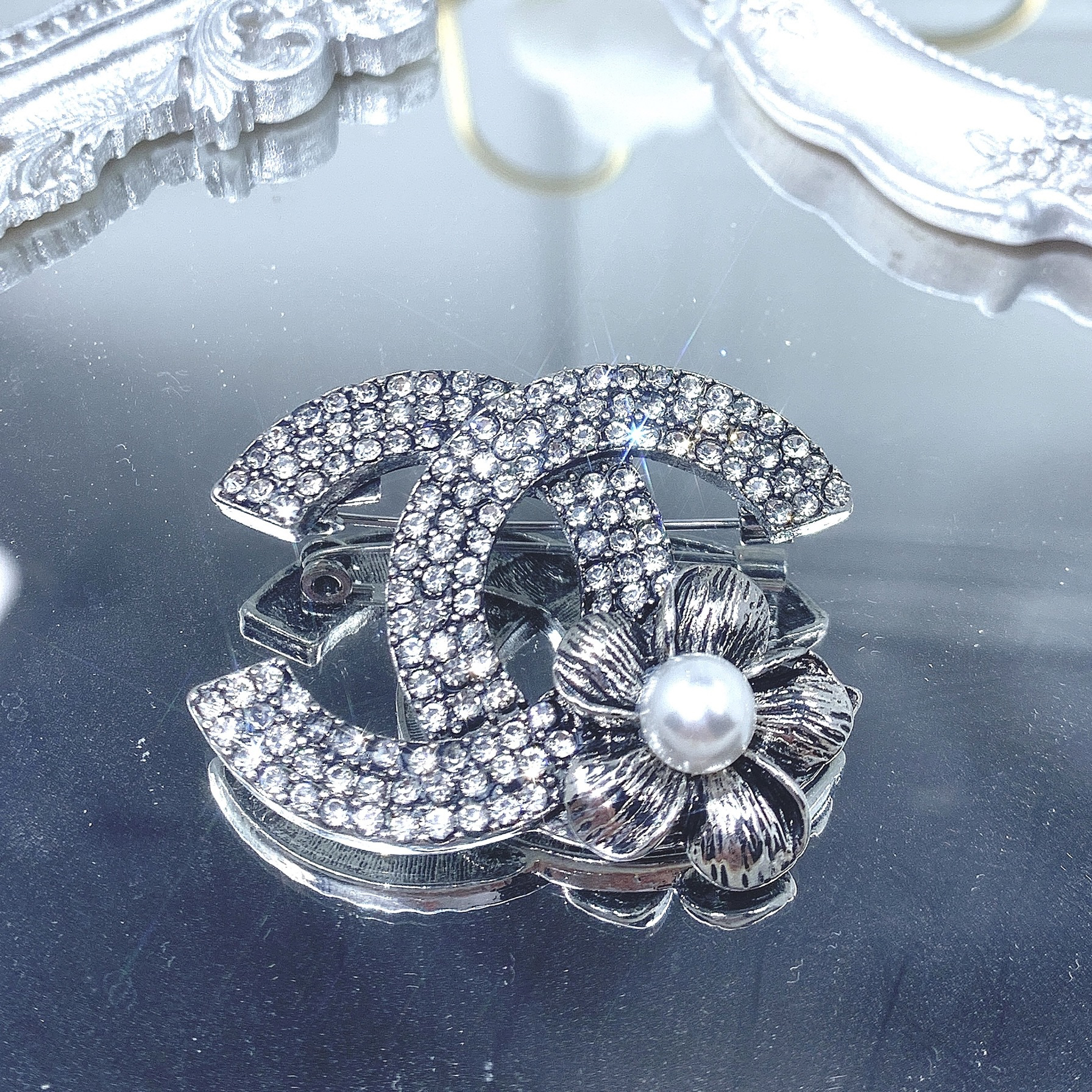 轻奢时尚高级感复古做旧古铜双C满钻气质百搭胸针E08