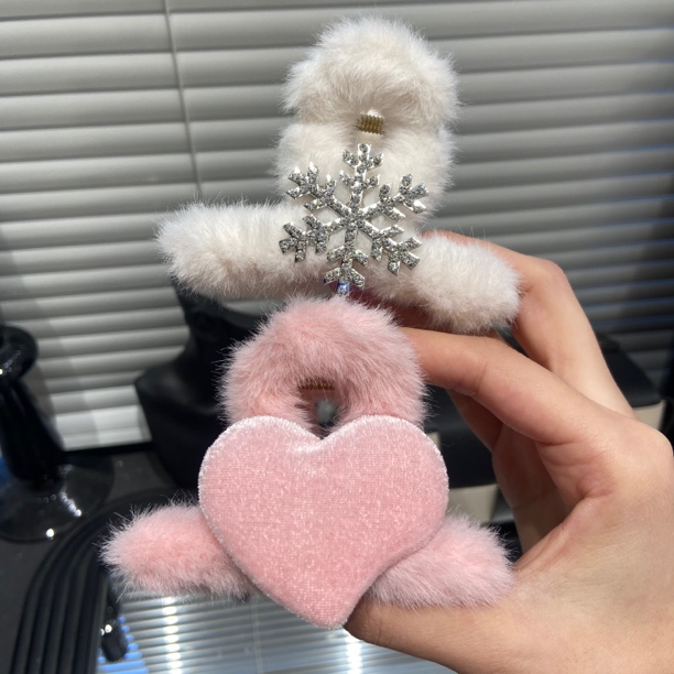 E2681 秋冬耐看白粉毛毛爱心雪花手工半马尾抓夹 公主夹 显发量