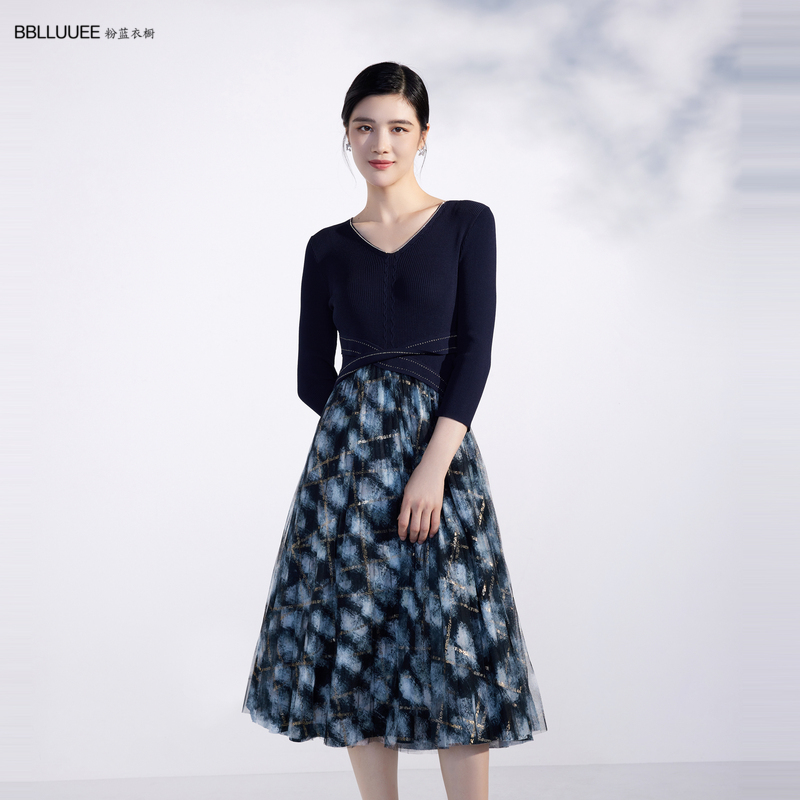 BBLLUUEE/粉蓝衣橱毛织拼接连衣裙女2023秋装V领钉珠高腰A字伞裙