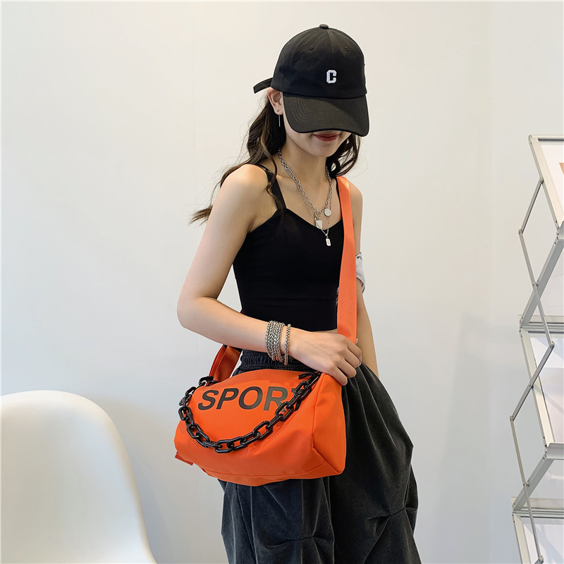 单肩包女2024新款休闲运动枕头包大容量瑜伽包百搭简约外出斜挎包