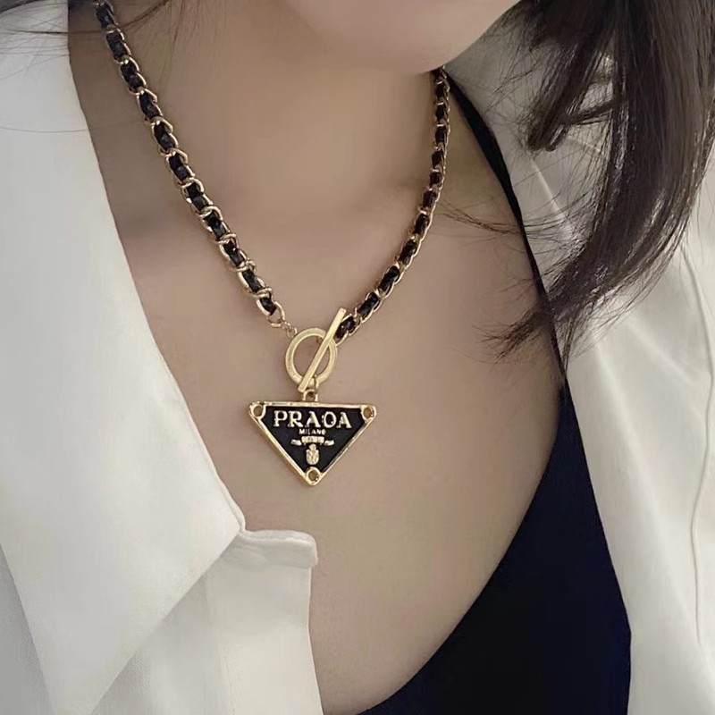 铜合金皮质项链 小众三角字母吊坠锁骨链女设计感颈链choker项链