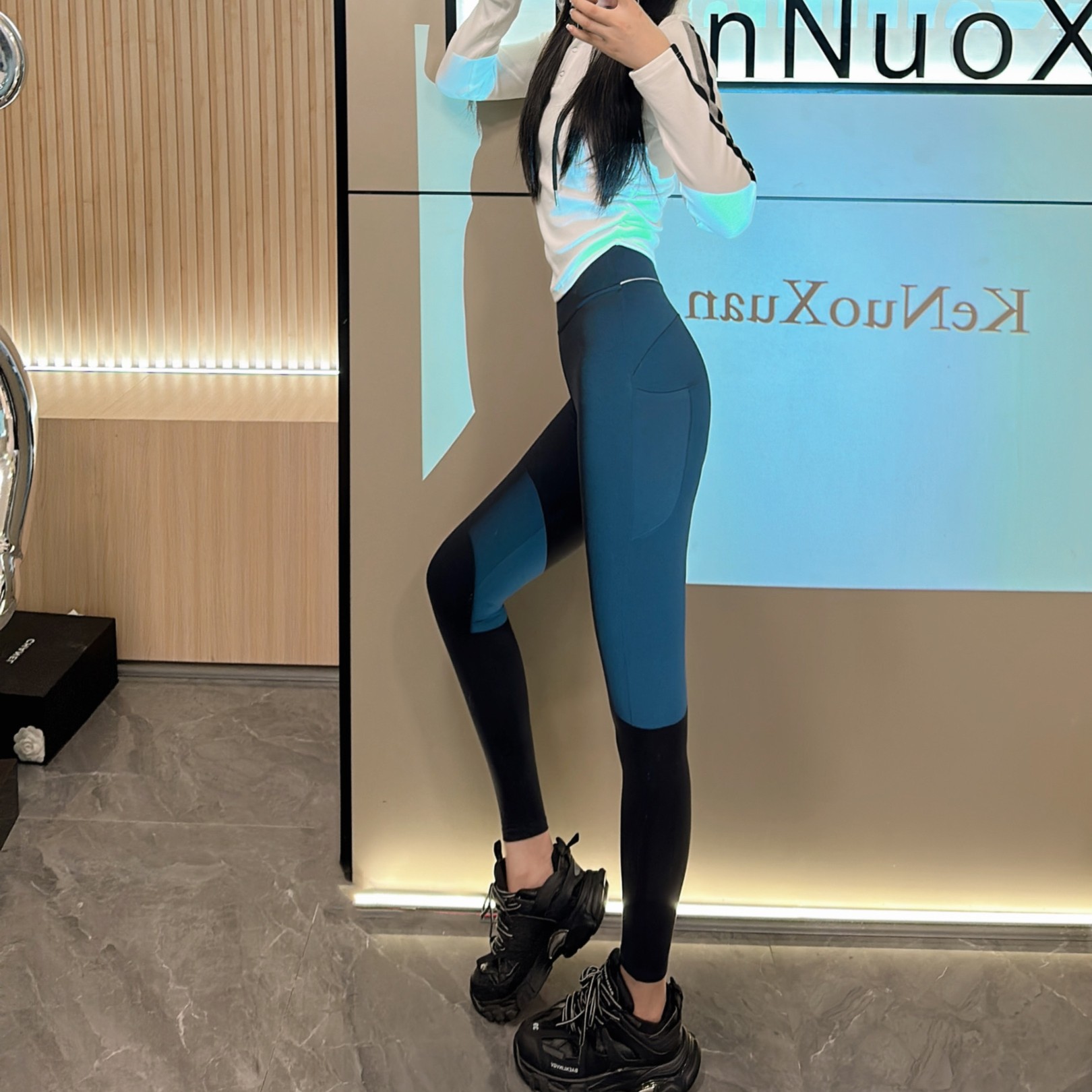 楚楚君~【蜜桃臀】K9866 显瘦线条口袋无痕芭比裤