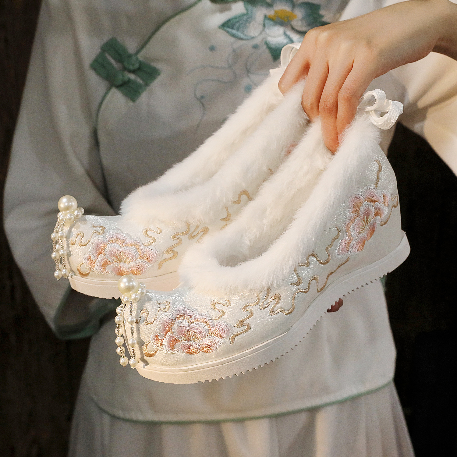 红蜻蜓牌汉服鞋子女新款2023冬季古风搭配古装绣花鞋
