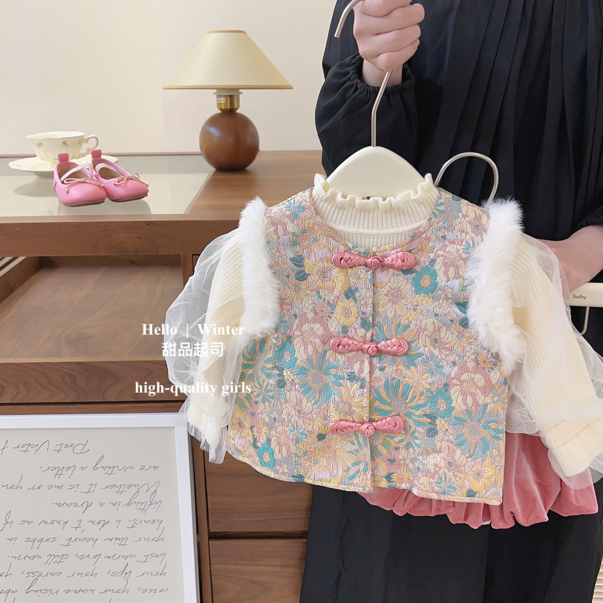 年服女宝宝兔毛袖边盘扣立体刺绣夹棉旗袍马甲花苞裙女童