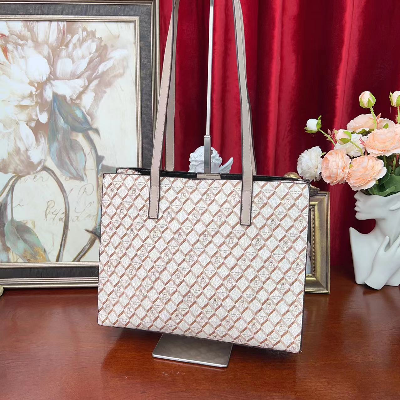 新3043熊白直播女士经典腋下小方包肩包百搭肩包斜跨包红