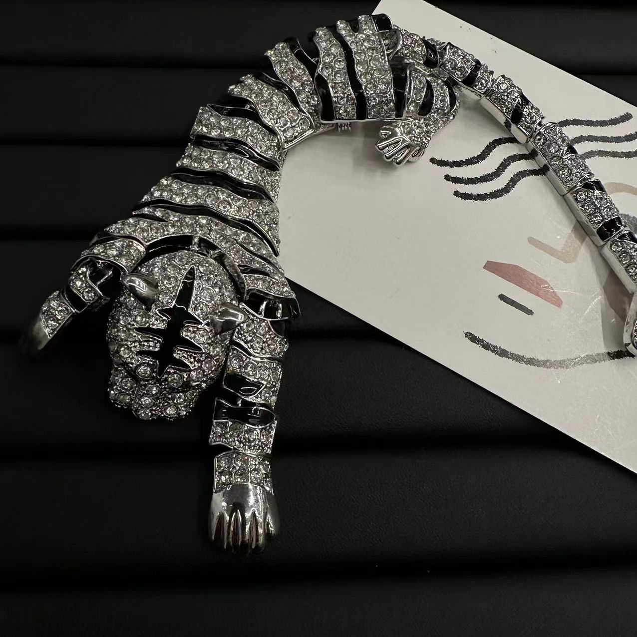 铜合金胸针 重工老虎设计胸针-8936